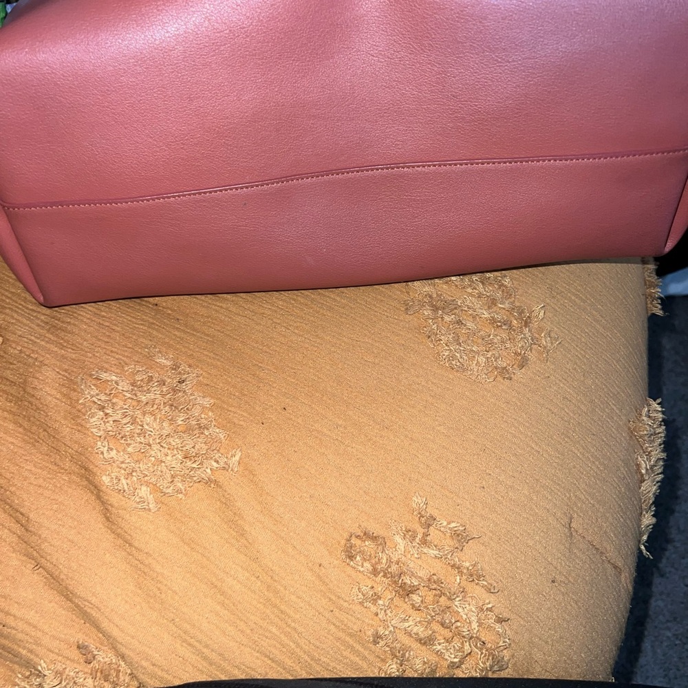 Saint Laurent Pink Tote Bag with Minimalist Design - Picture 3 of 13